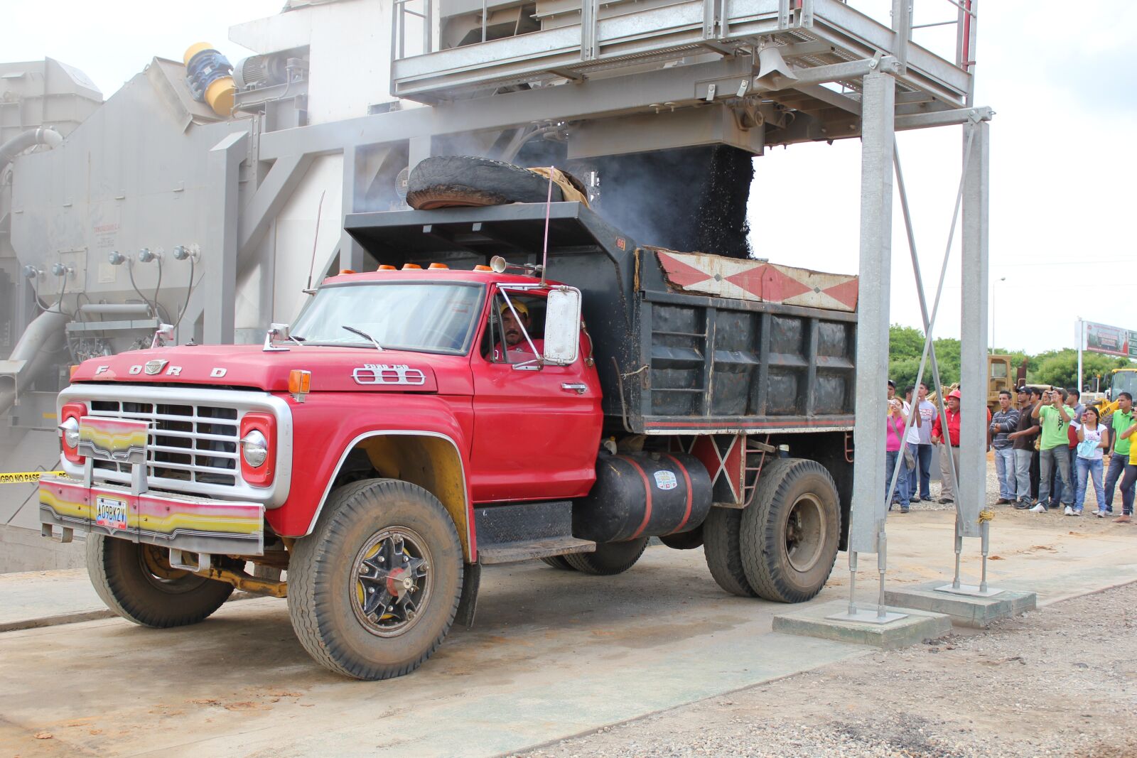 Canon EOS 550D (EOS Rebel T2i / EOS Kiss X4) sample photo. Camion, asphalt, work photography