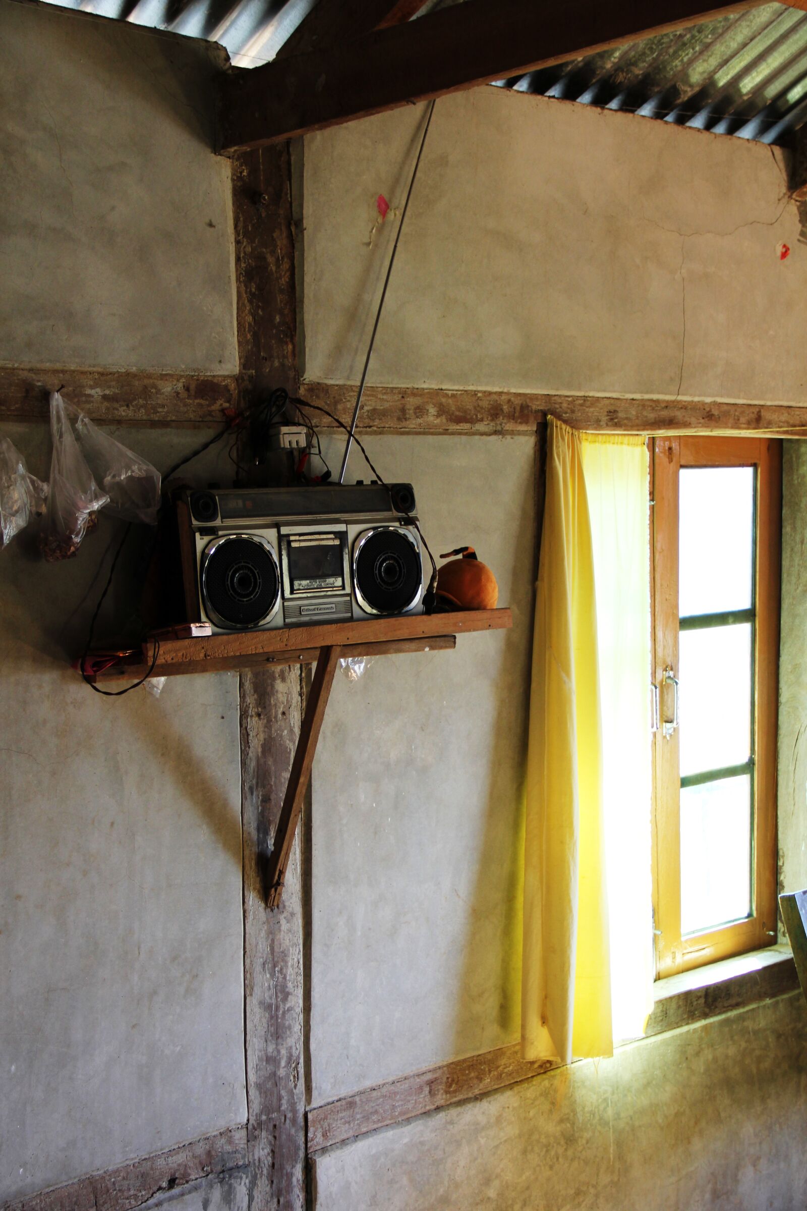 Canon EF-S 18-135mm F3.5-5.6 IS sample photo. Radio, speakers, nostalgia photography
