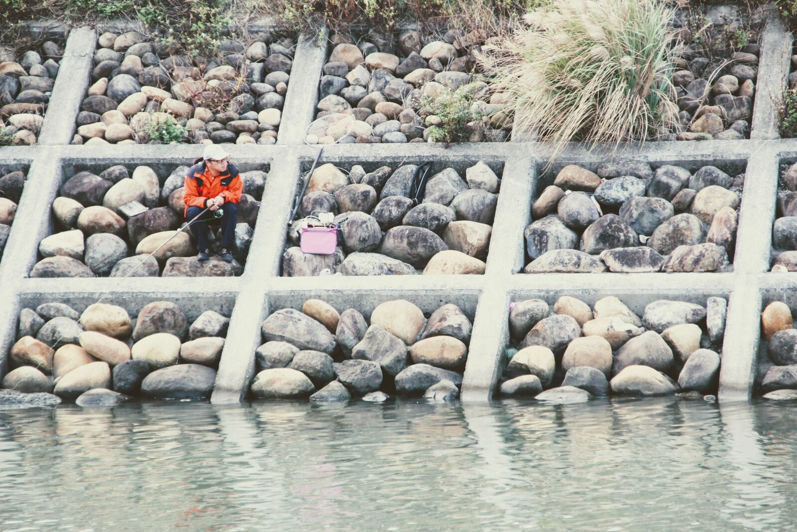 Canon EOS 600D (Rebel EOS T3i / EOS Kiss X5) sample photo. Fisherman, stone slope, fishing photography