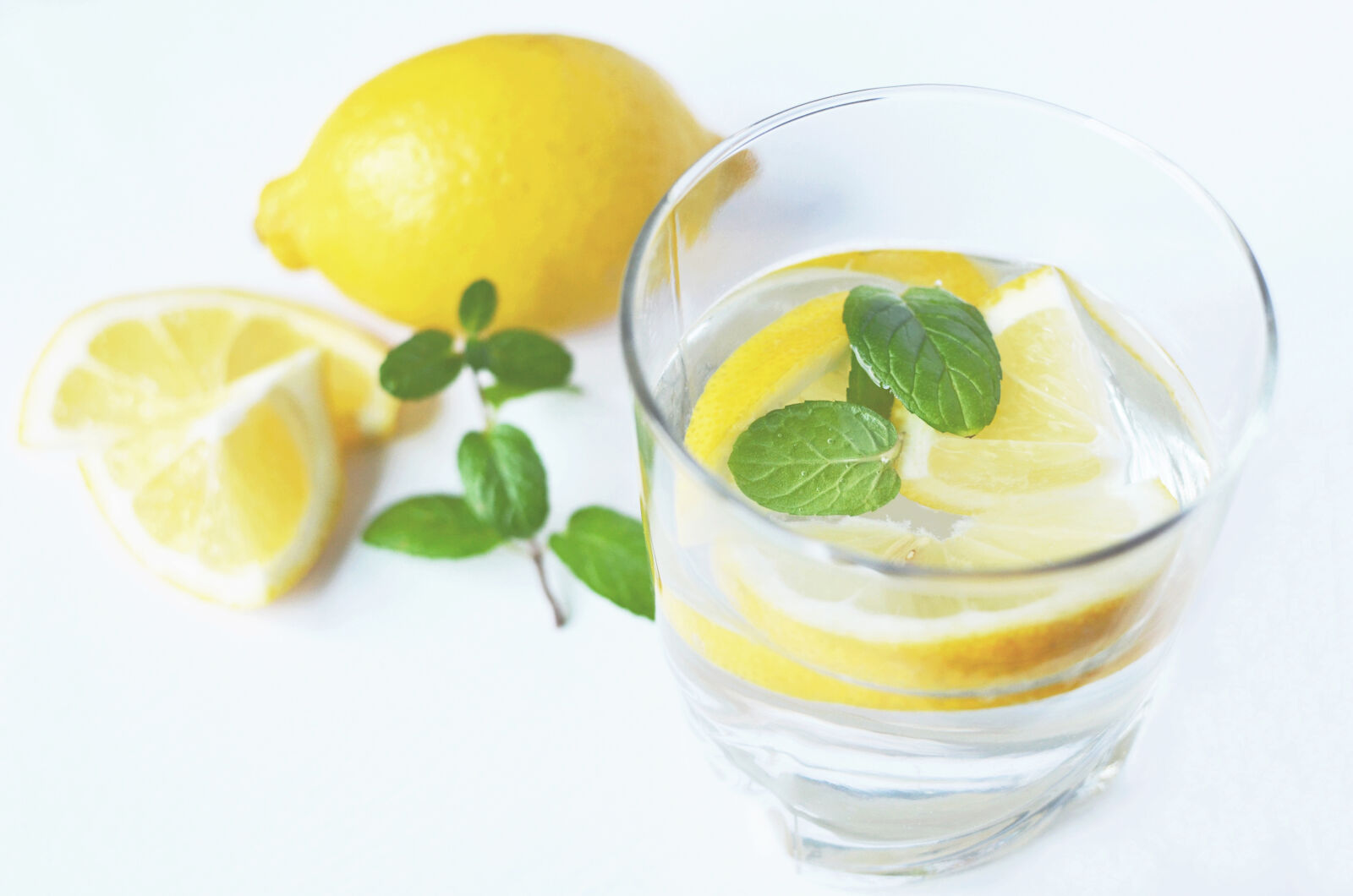 Nikon D5100 + Nikon AF-S DX Nikkor 35mm F1.8G sample photo. Water, drink, fresh, lemons photography