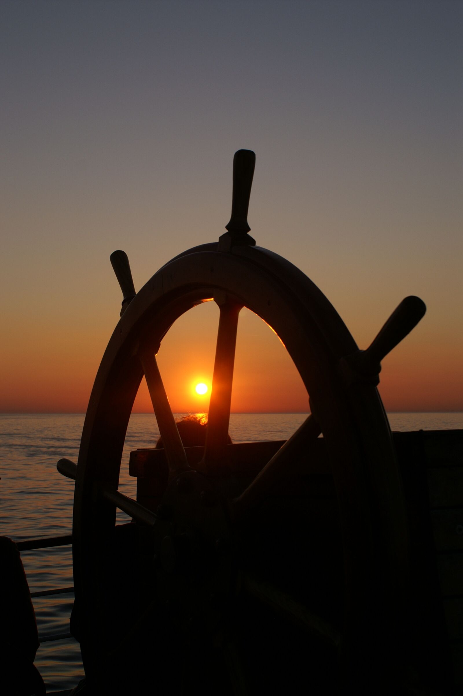 KONICA MINOLTA DYNAX 5D sample photo. Steering wheel, sundown, sea photography