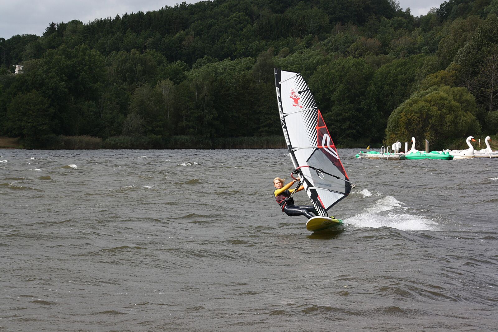 Canon EOS 1000D (EOS Digital Rebel XS / EOS Kiss F) sample photo. Surf, water sports, lake photography