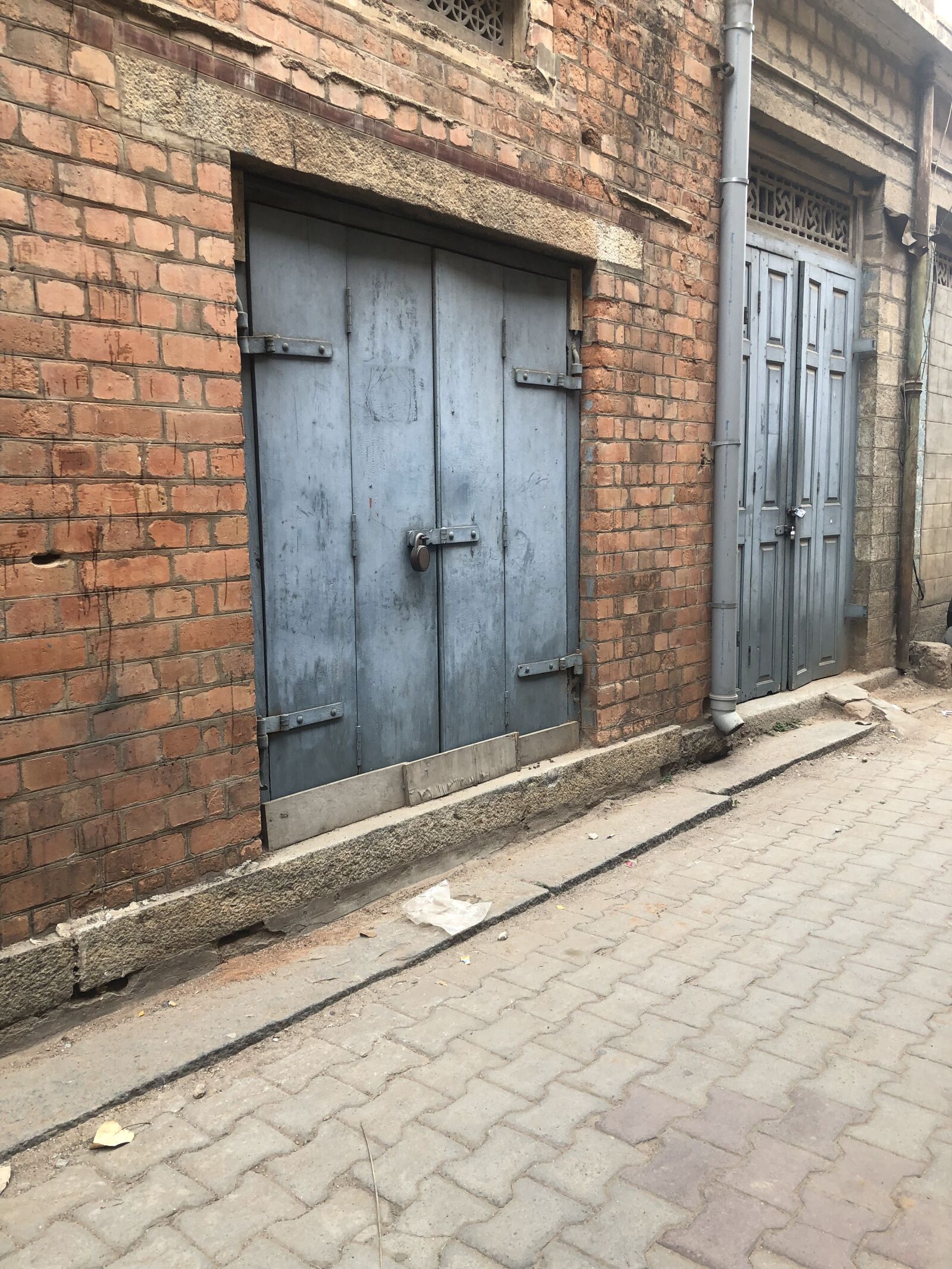 Apple iPhone 8 sample photo. Wall, door, brick photography