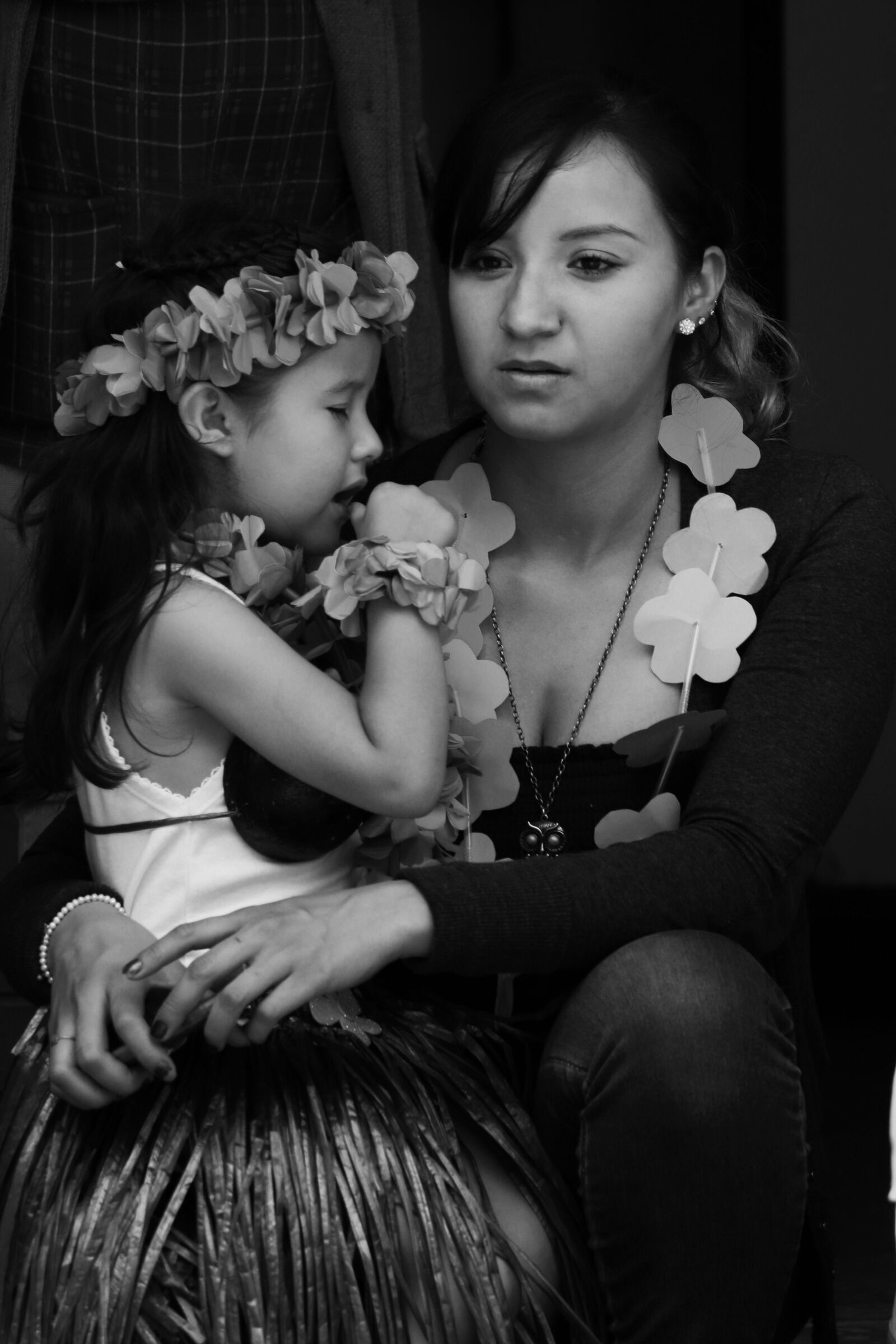 Canon EOS 1200D (EOS Rebel T5 / EOS Kiss X70 / EOS Hi) + Canon EF-S 55-250mm F4-5.6 IS STM sample photo. Mother and daughter, people photography