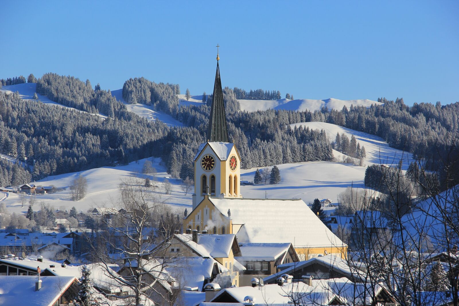 Canon EF-S 18-135mm F3.5-5.6 IS sample photo. Oberstaufen, town view, church photography