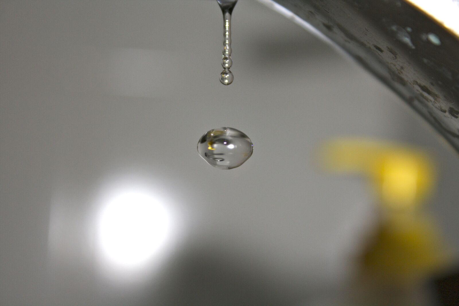 Canon EOS 1000D (EOS Digital Rebel XS / EOS Kiss F) sample photo. Drop, one, water photography