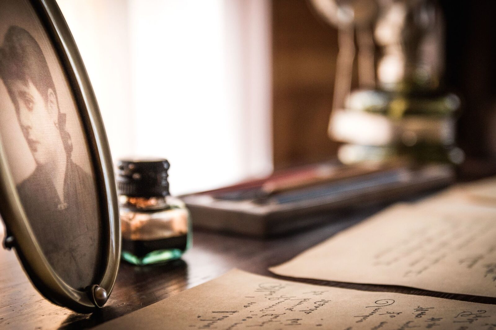 Canon EOS 70D sample photo. Letter, table, picture frame photography