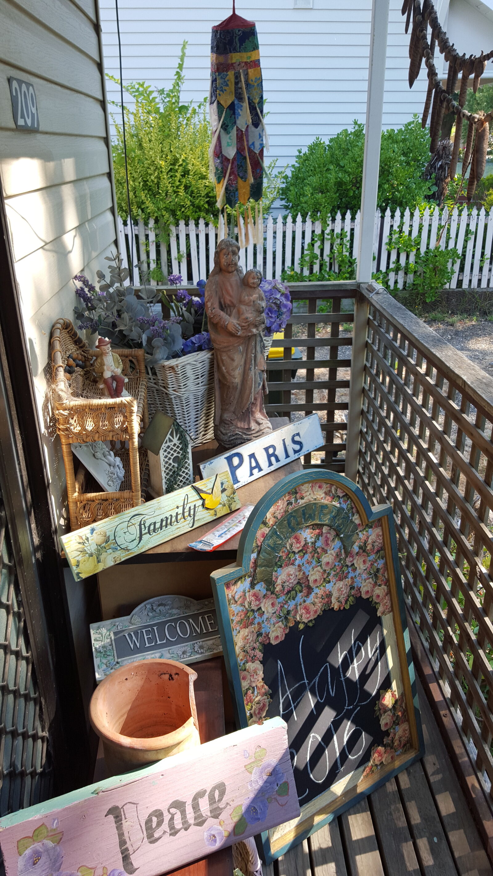 Samsung Galaxy S6 sample photo. Basket, flowers, sculture, signs photography