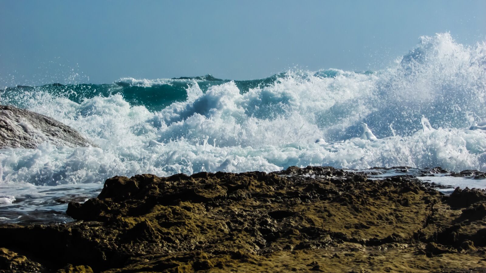 Canon PowerShot SX400 IS sample photo. Wave, bubbles, foam photography
