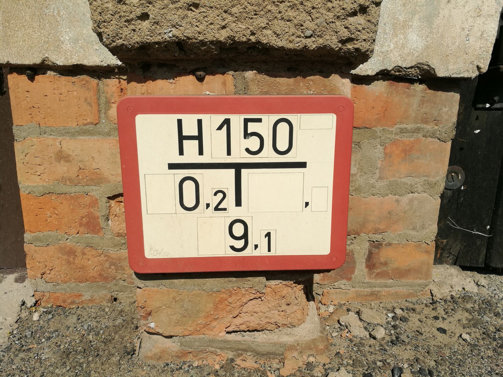 HUAWEI P9 sample photo. Hydrant, shield, note photography
