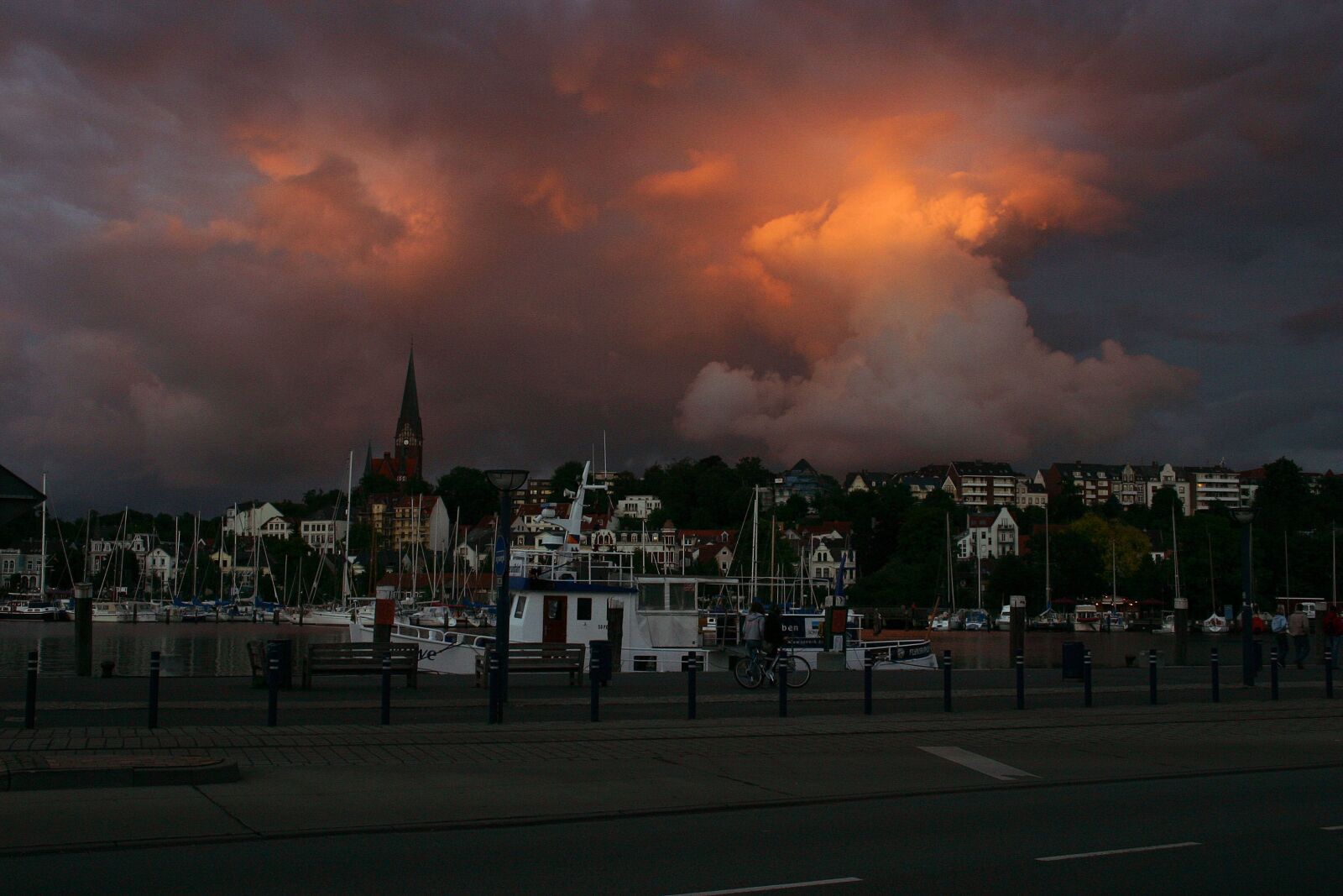 Canon EOS 300D (EOS Digital Rebel / EOS Kiss Digital) sample photo. Flensburg, port, evening photography