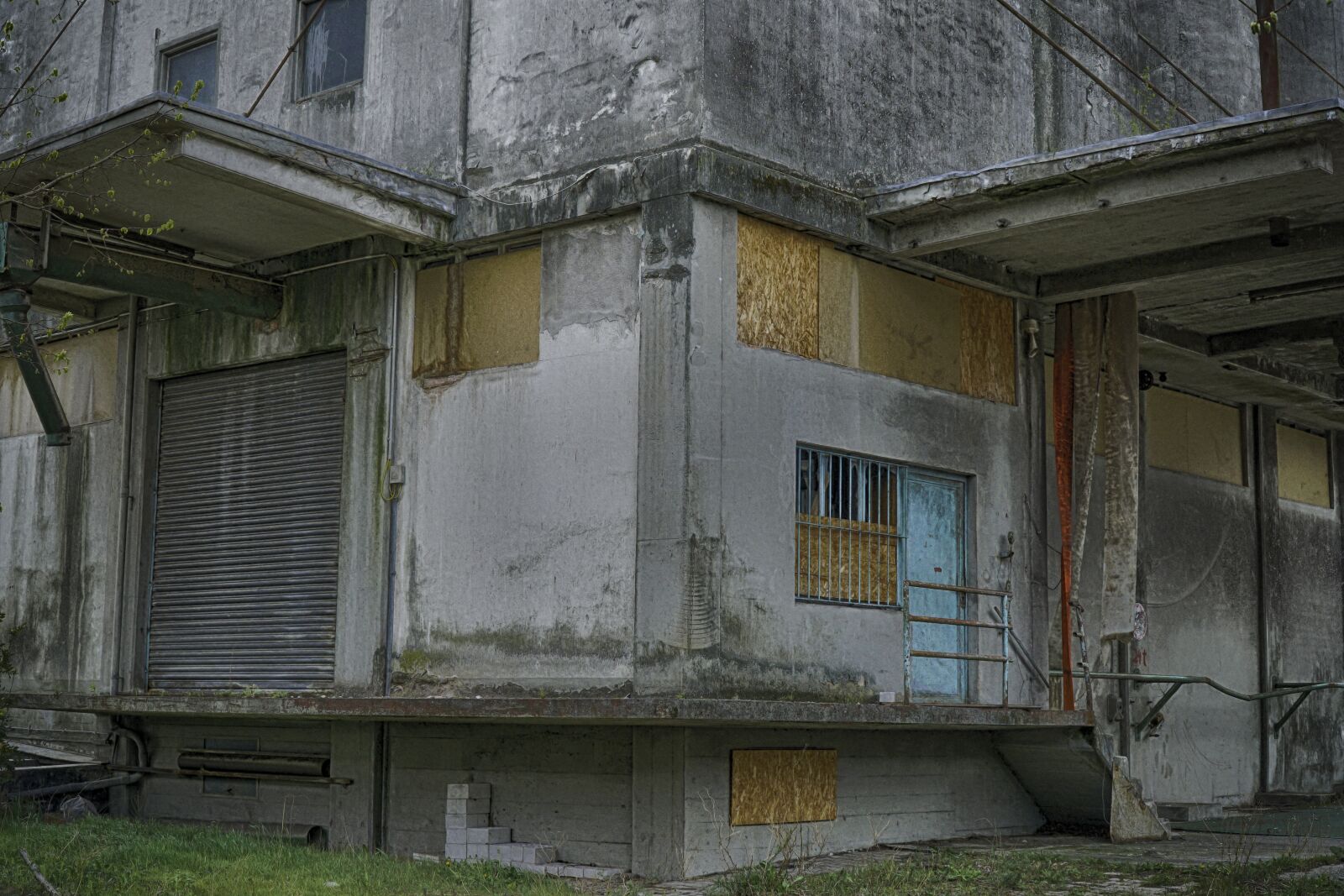 Sony a6000 + Sony E PZ 18-105mm F4 G OSS sample photo. Factory, old, ruin photography