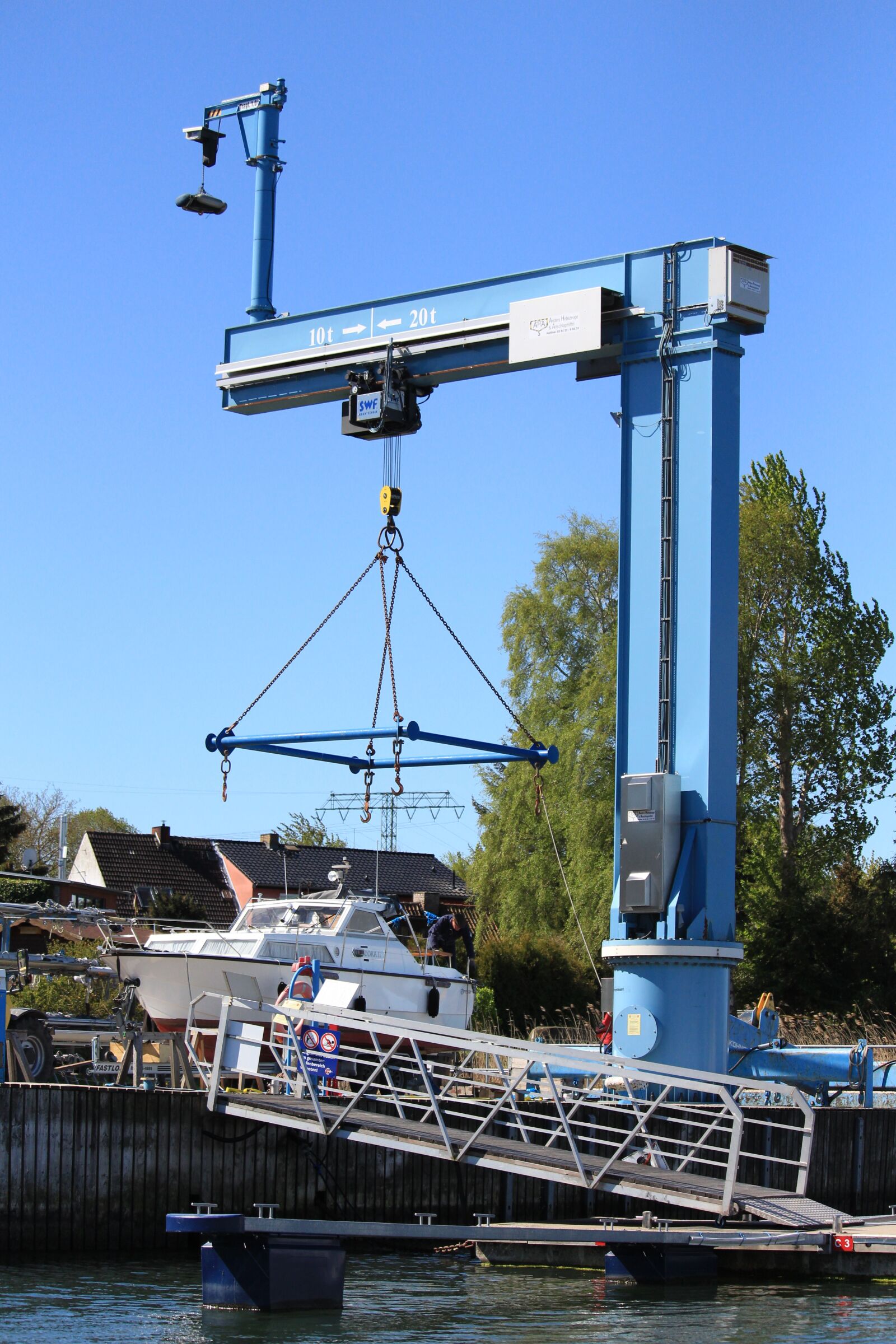 Canon EOS 700D (EOS Rebel T5i / EOS Kiss X7i) sample photo. Boat crane, cranes, port photography
