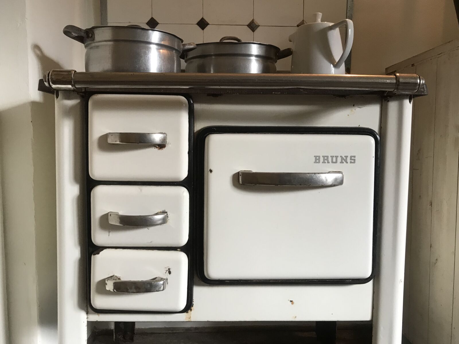 iPhone 7 back camera 3.99mm f/1.8 sample photo. Stove, kitchen, pot photography