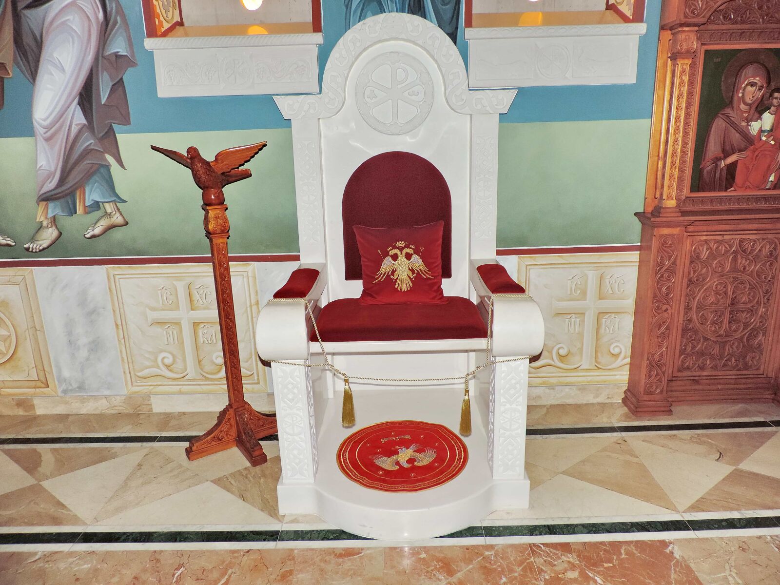 Nikon Coolpix P520 sample photo. Pedestal, religion, chair, architecture photography
