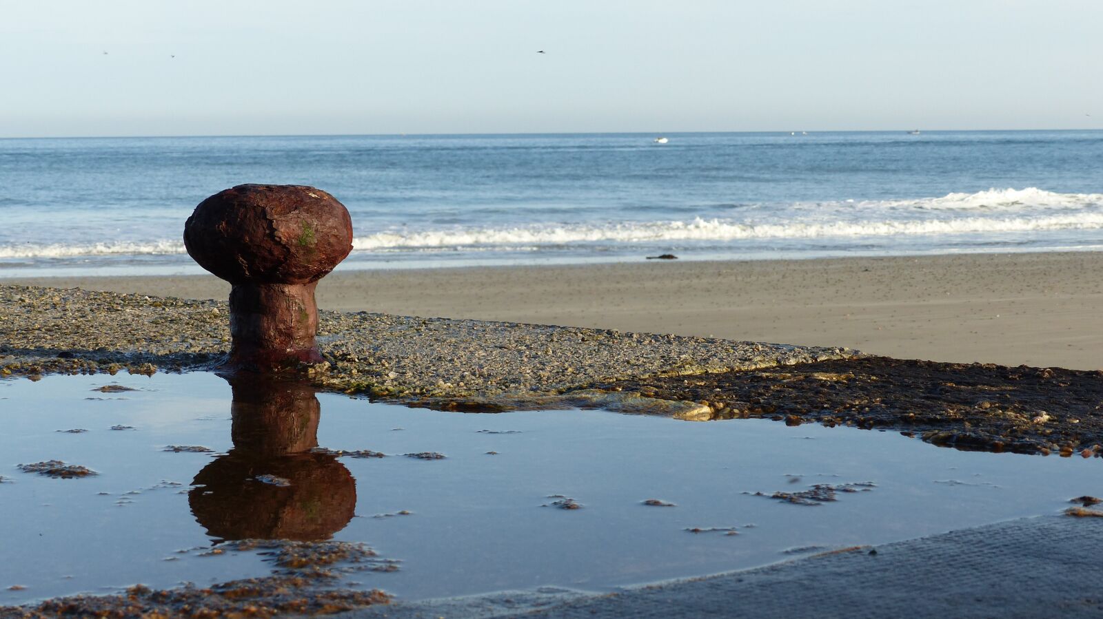 Panasonic Lumix DMC-FZ200 sample photo. Atlantic beach, normandy, quay photography