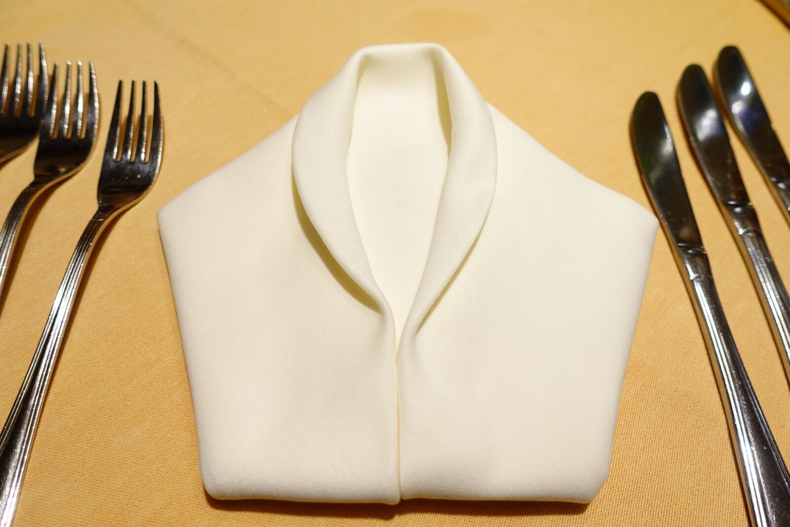 Sony Cyber-shot DSC-RX100 IV sample photo. Table, cover, napkin photography