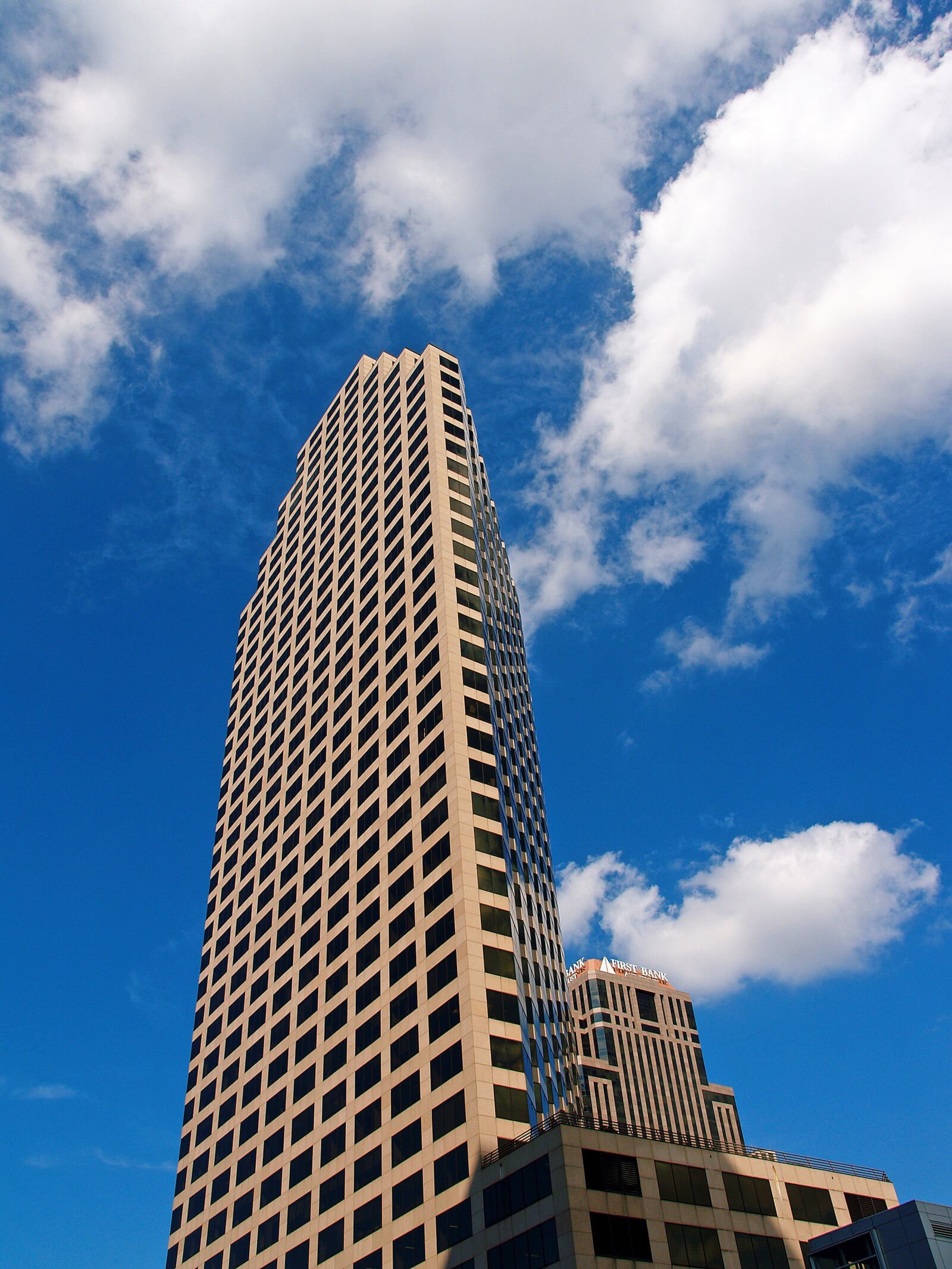 Olympus E-300 (EVOLT E-300) sample photo. Architecture, skyscraper, sky photography