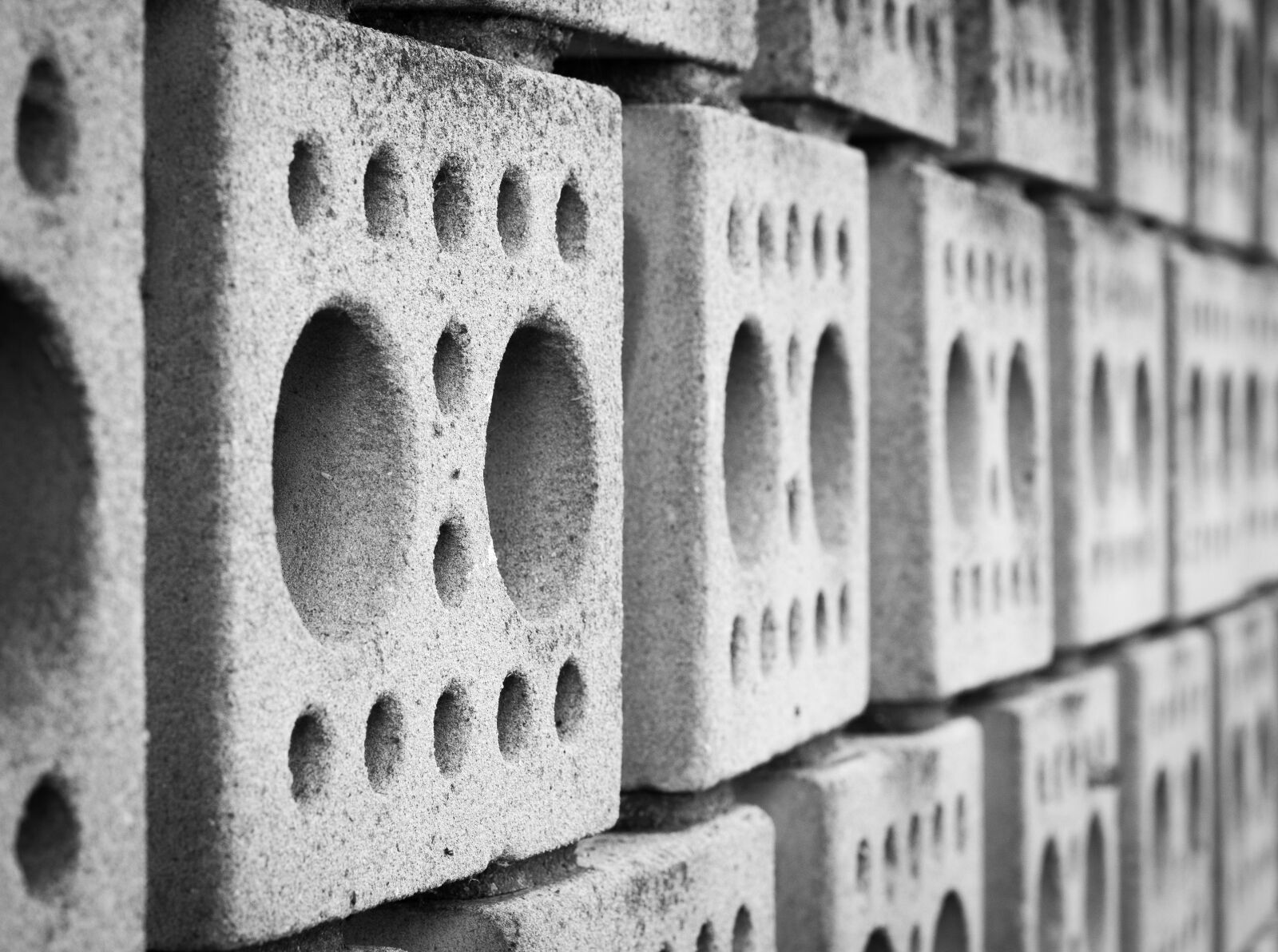 Canon EOS 700D (EOS Rebel T5i / EOS Kiss X7i) + Canon EF 50mm F1.8 STM sample photo. Wall, bricks, pen photography
