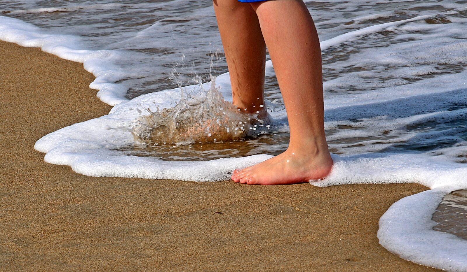 Canon EOS 650D (EOS Rebel T4i / EOS Kiss X6i) sample photo. Feet, legs, sand photography