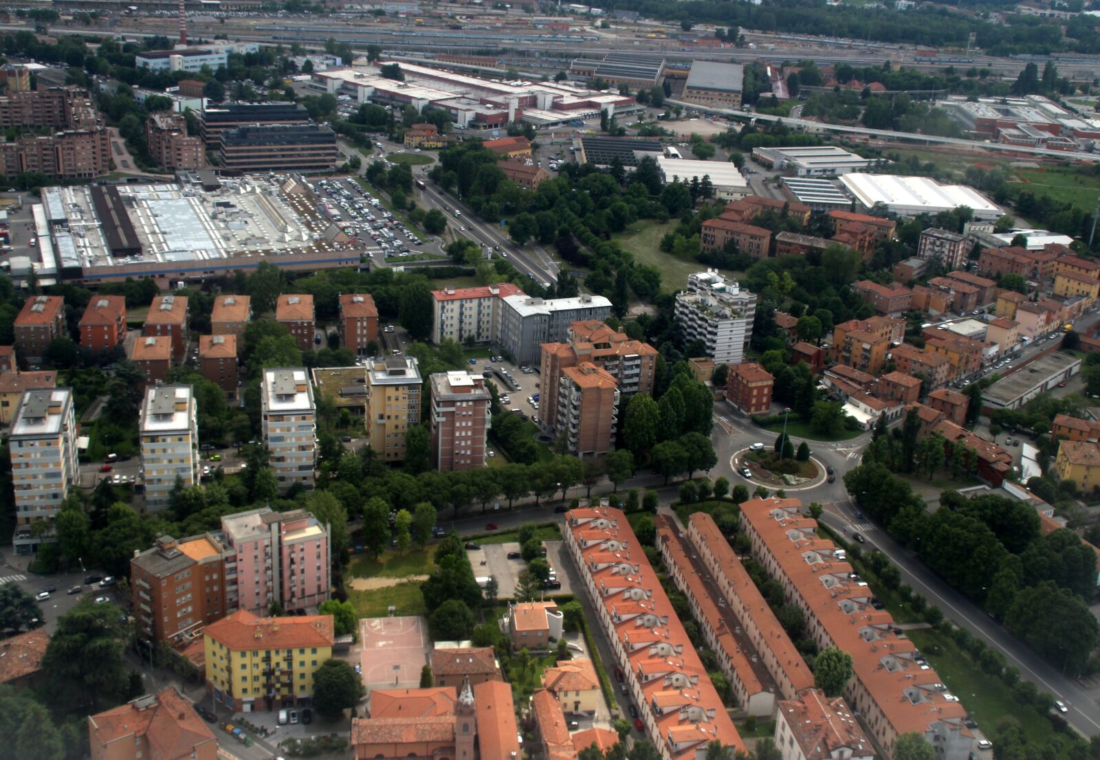 Canon EOS 700D (EOS Rebel T5i / EOS Kiss X7i) sample photo. City, buildings, plane photography