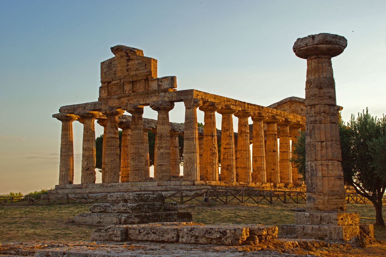 Sony DT 18-200mm F3.5-6.3 sample photo. Italy, temple, antique photography