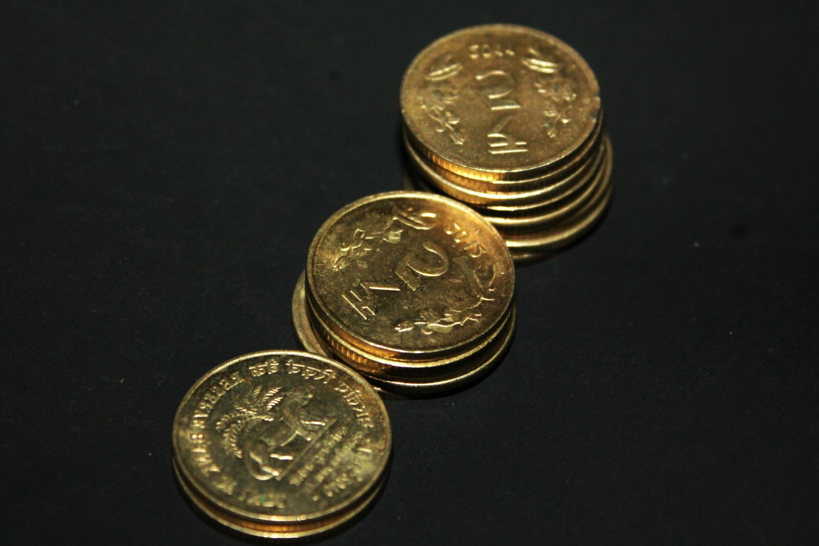 Canon EOS 550D (EOS Rebel T2i / EOS Kiss X4) sample photo. Metal coin, gold, money photography
