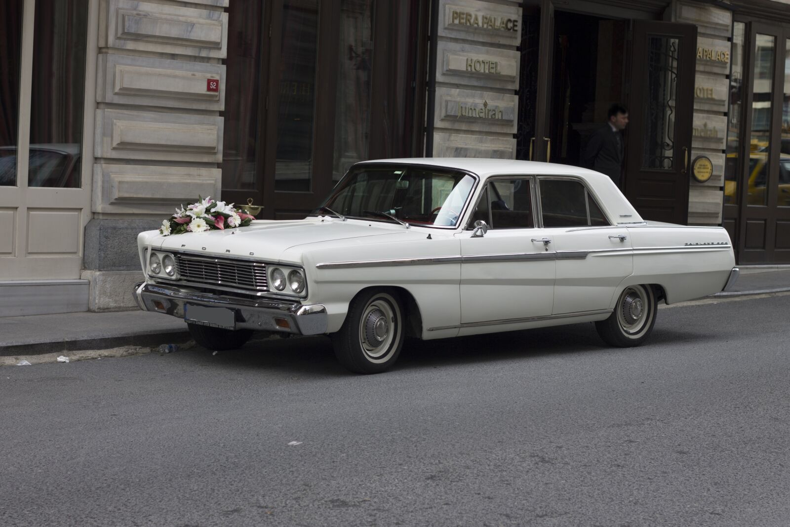 Canon EOS 1100D (EOS Rebel T3 / EOS Kiss X50) + Canon EF 50mm F1.8 II sample photo. Car, istanbul, tourism photography