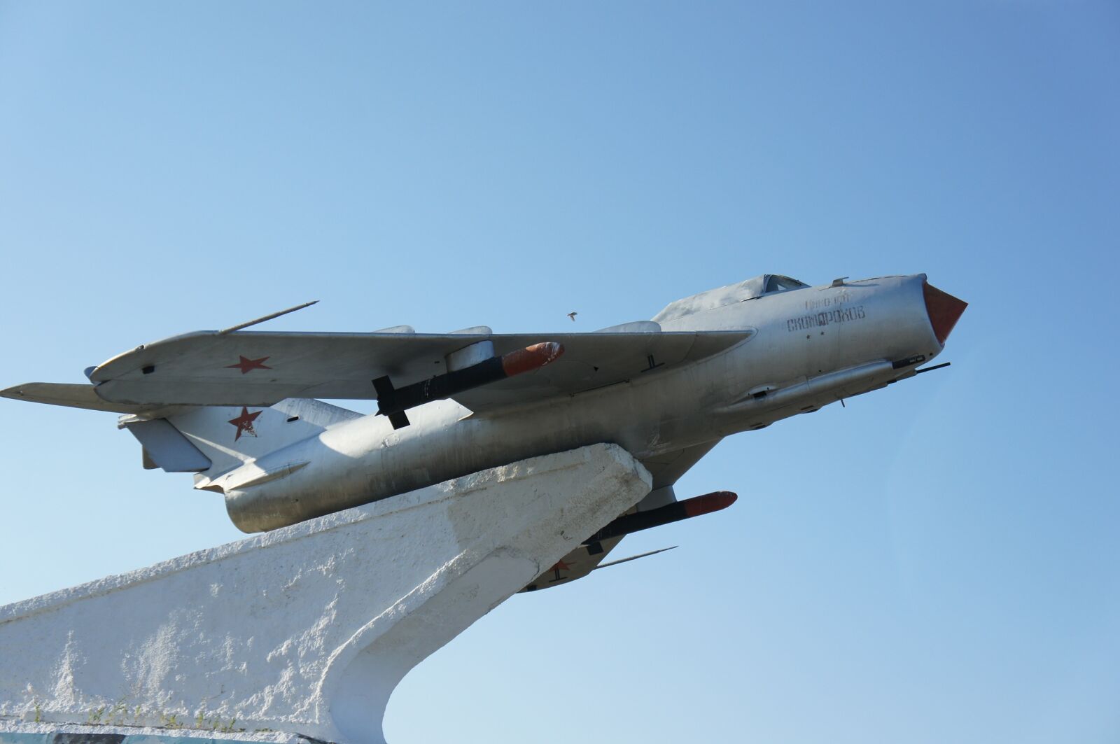 Sony Alpha NEX-5 + Sony E 18-55mm F3.5-5.6 OSS sample photo. Monument, plane, fighter photography
