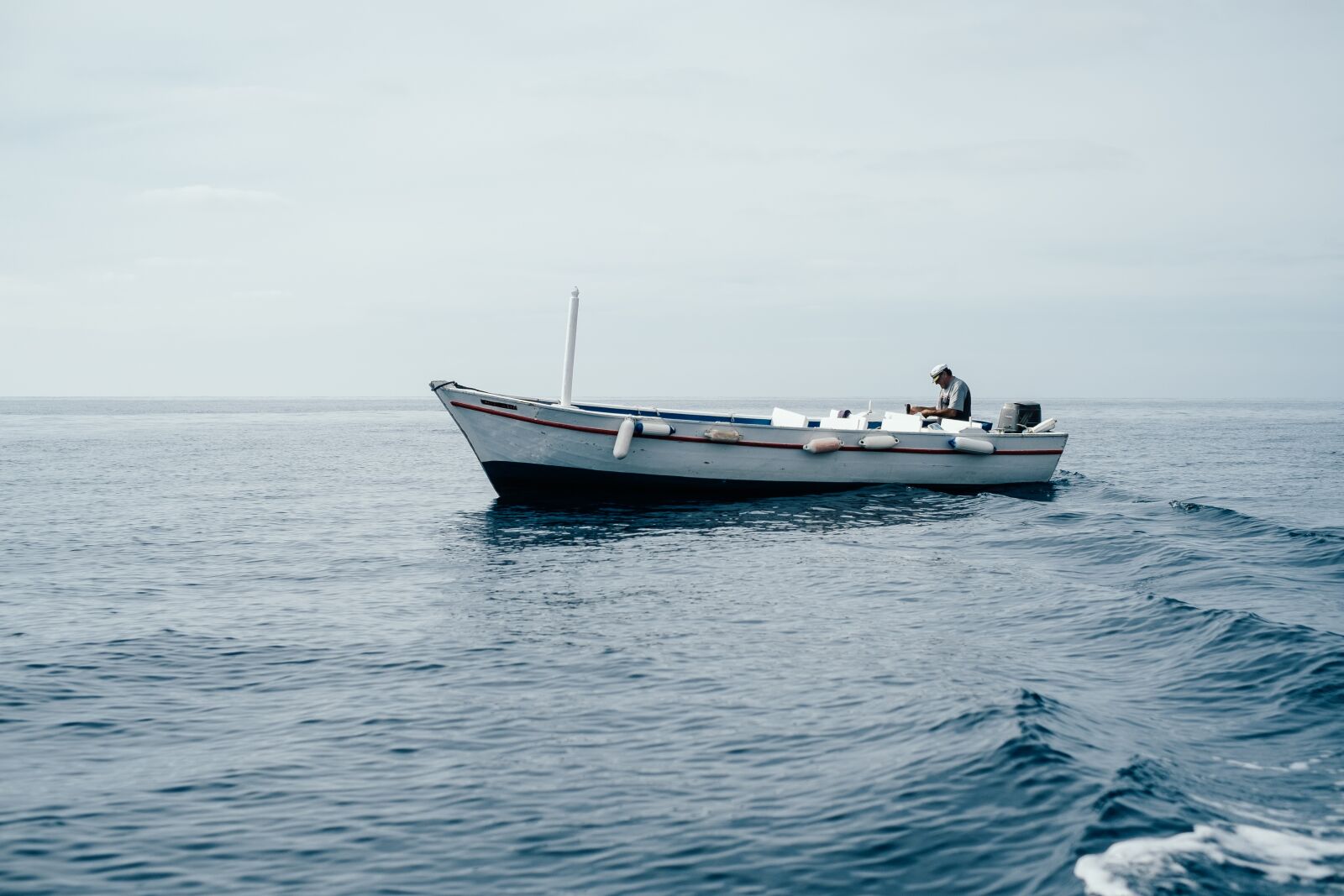 Fujifilm X-E1 + Fujifilm XF 35mm F1.4 R sample photo. Boat, man, motorboat photography