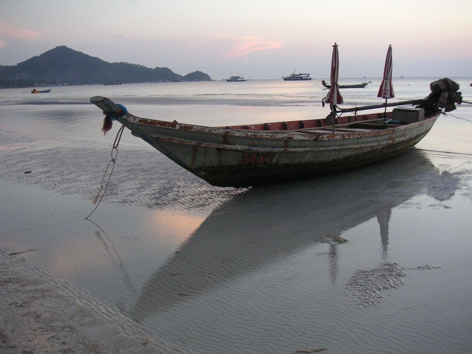 KONICA MINOLTA DiMAGE Xt sample photo. Beach, mirroring, boat photography