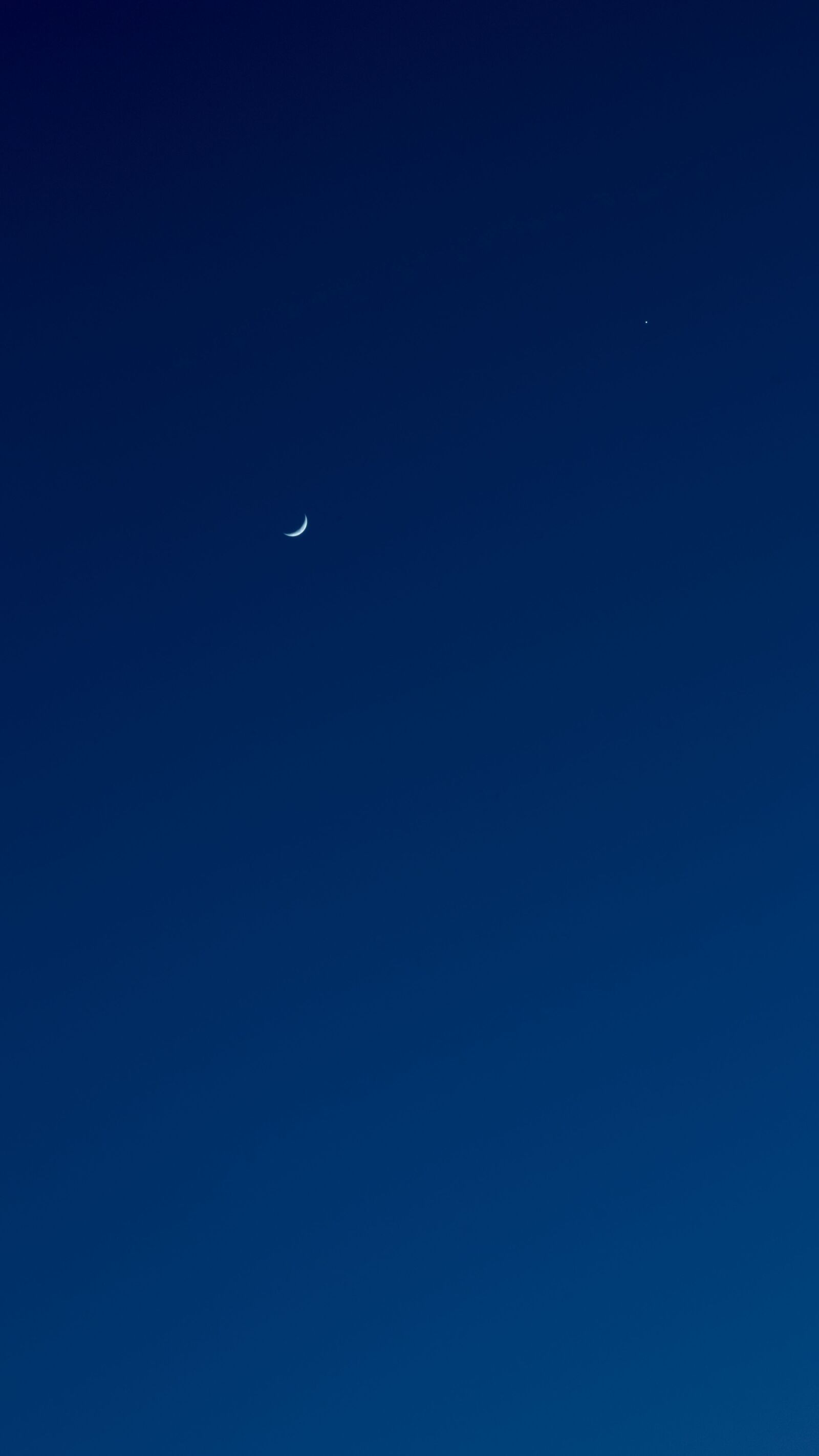 Canon EOS 700D (EOS Rebel T5i / EOS Kiss X7i) + Canon EF 50mm F1.8 STM sample photo. Moon, crescent moon, star photography