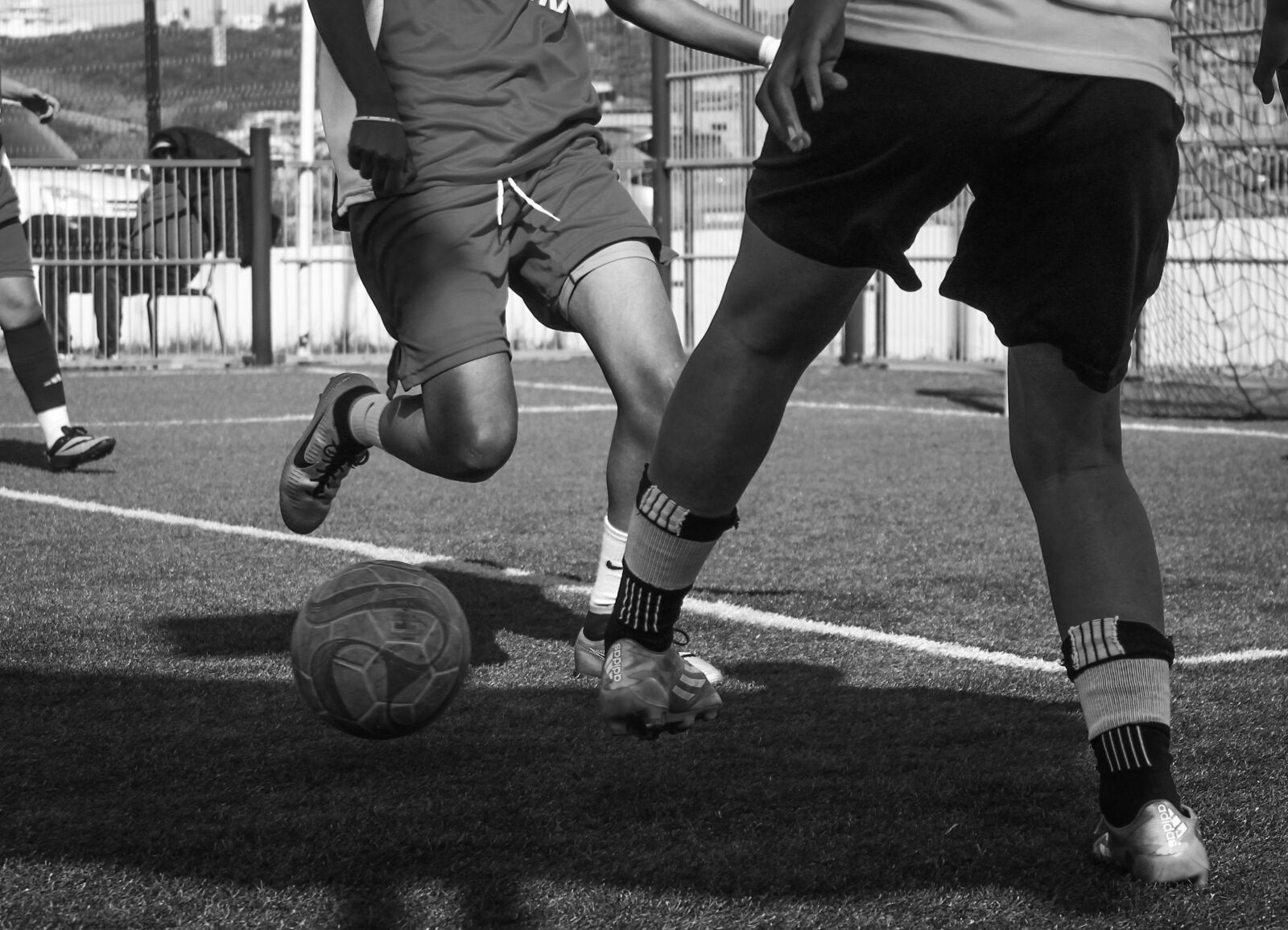 Canon EOS 1100D (EOS Rebel T3 / EOS Kiss X50) sample photo. Evasion, guard, football photography