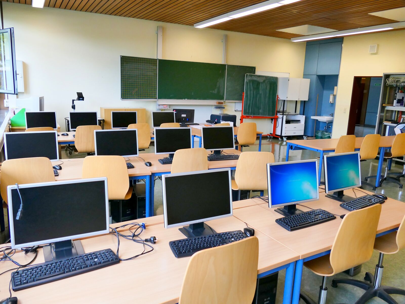 Panasonic Lumix DMC-FZ1000 sample photo. Computer room, computer training photography