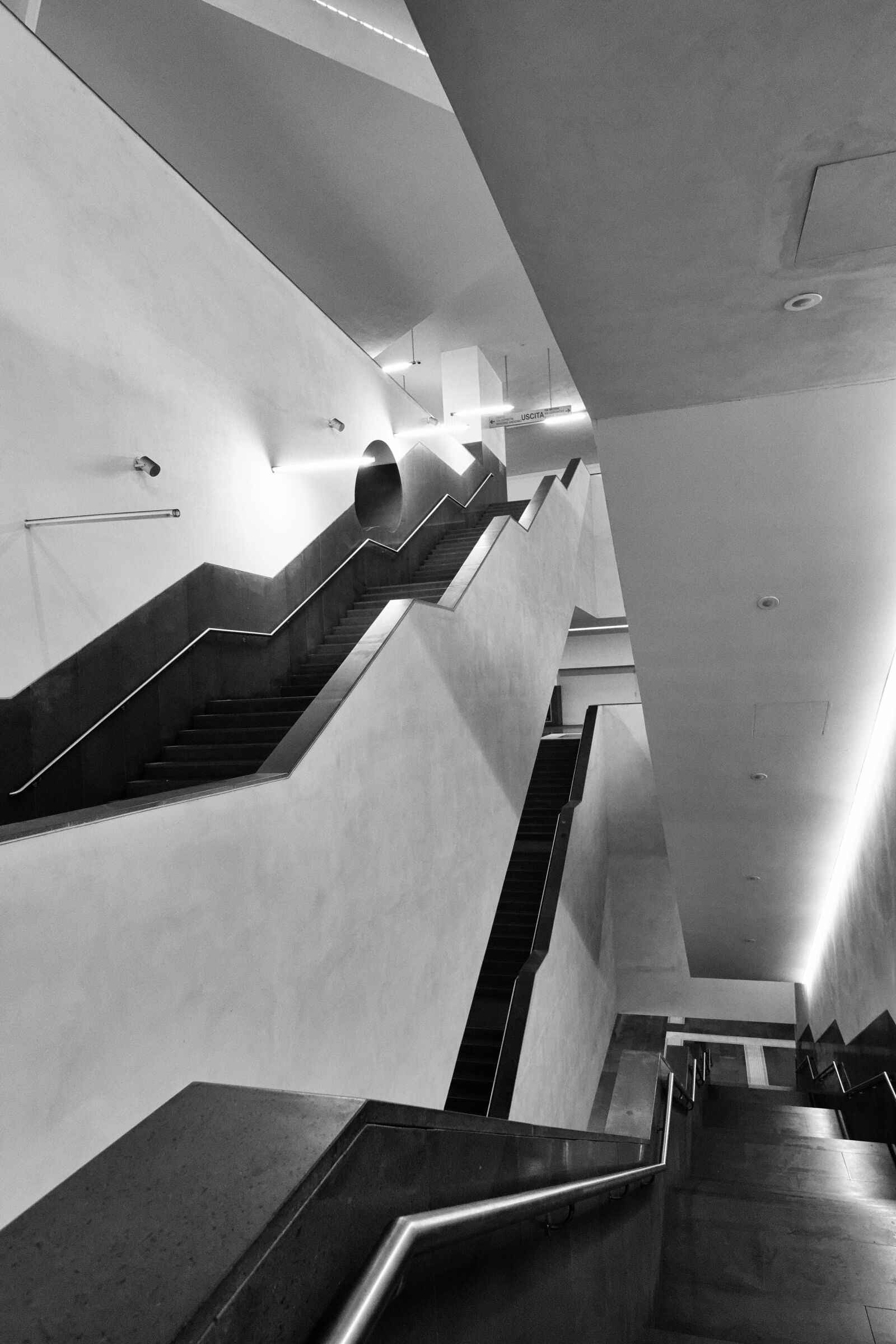 Canon EOS 100D (EOS Rebel SL1 / EOS Kiss X7) + Canon EF-S 10-18mm F4.5–5.6 IS STM sample photo. Architecture, staircase, metro photography
