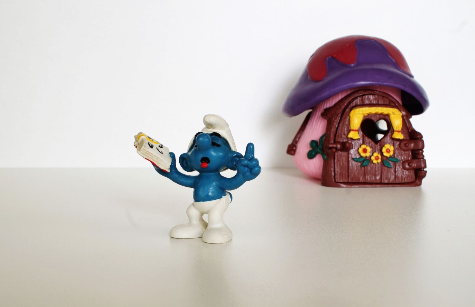 Sony DT 18-70mm F3.5-5.6 sample photo. Smurf, smurfs, figure photography