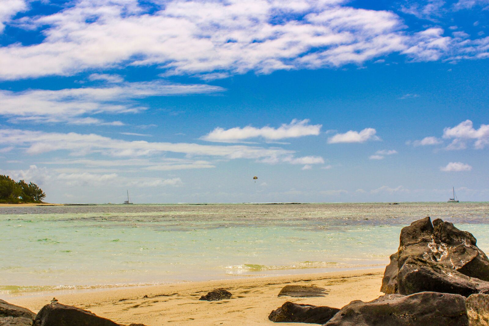 Canon EOS 1200D (EOS Rebel T5 / EOS Kiss X70 / EOS Hi) + 18.0 - 55.0 mm sample photo. Beach, beautiful, blue photography