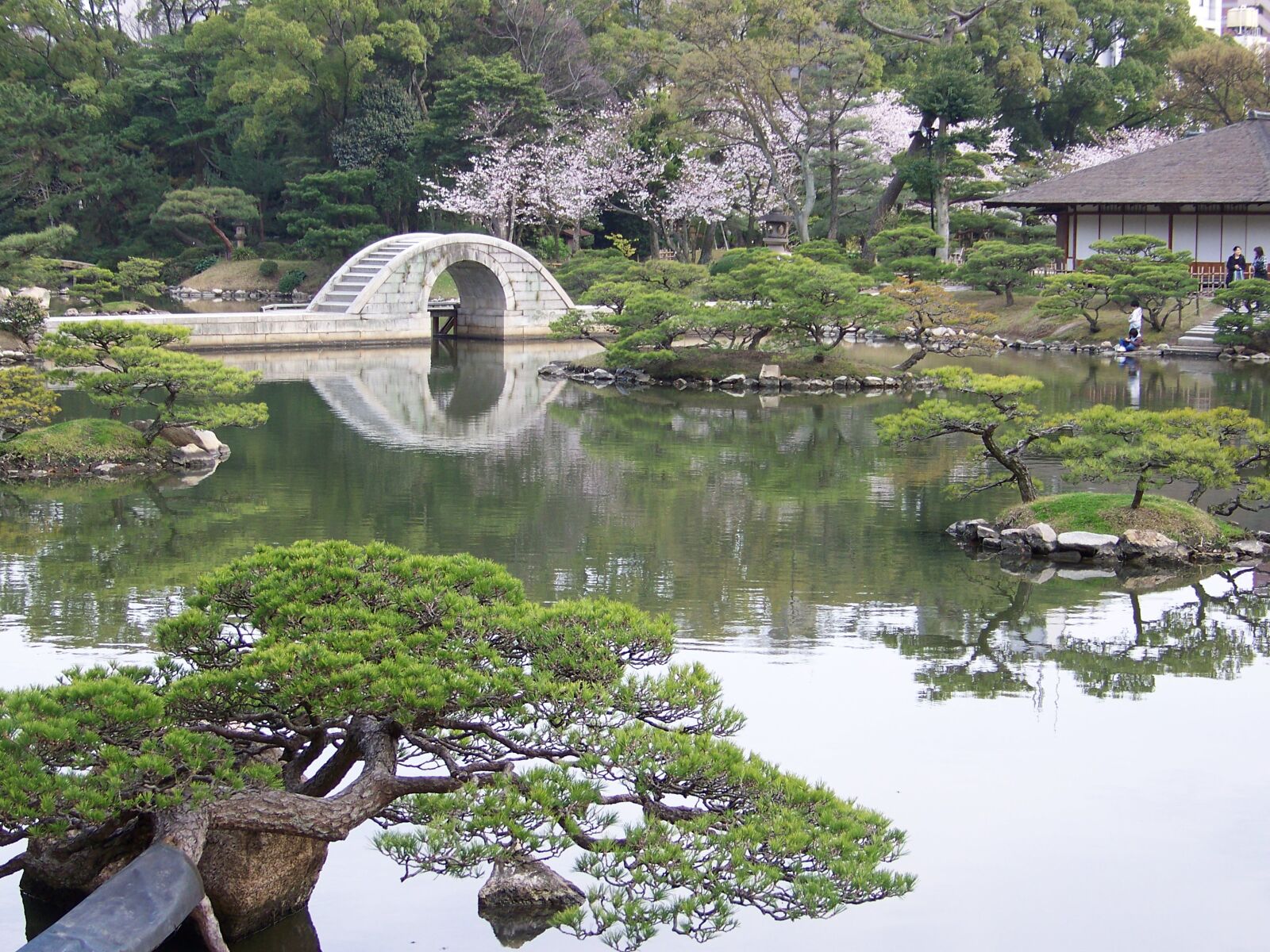 Kodak Z712 IS ZOOM DIGITAL CAMERA sample photo. Hiroshima, garden, bridge photography