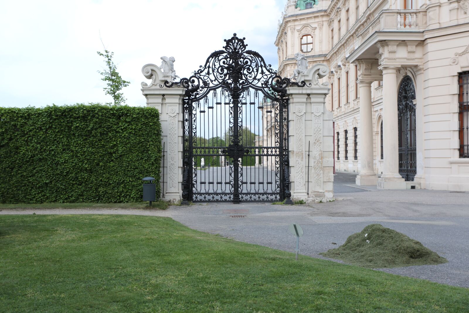 Canon EF 17-40mm F4L USM sample photo. Architecture, building, palace photography