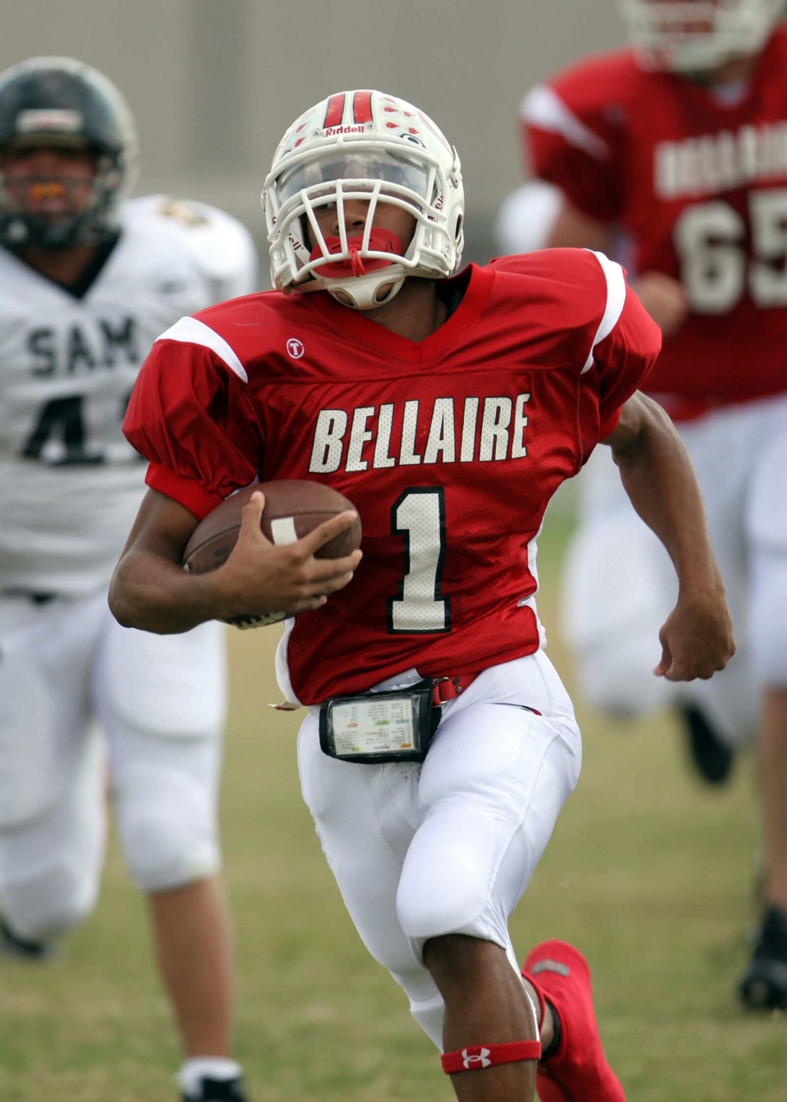 Canon EOS 20D sample photo. Football, running back, ball photography