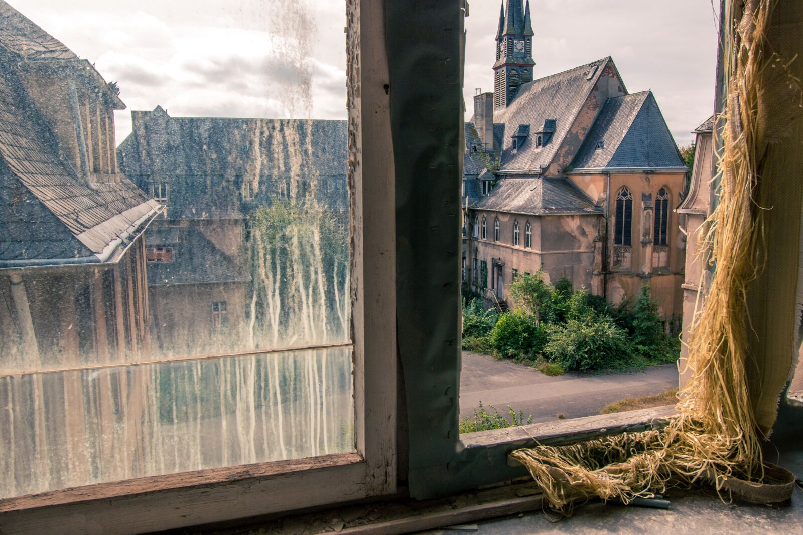 Canon EOS 70D sample photo. Window, outlook, broken disc photography