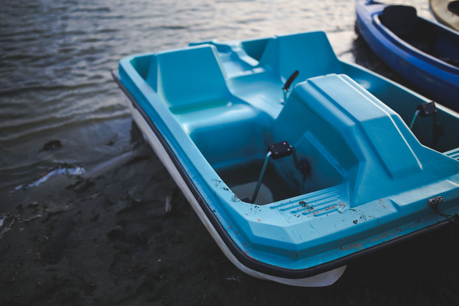 Canon EOS 6D + Sigma 35mm F1.4 DG HSM Art sample photo. Blue, pedalo, at, lake photography