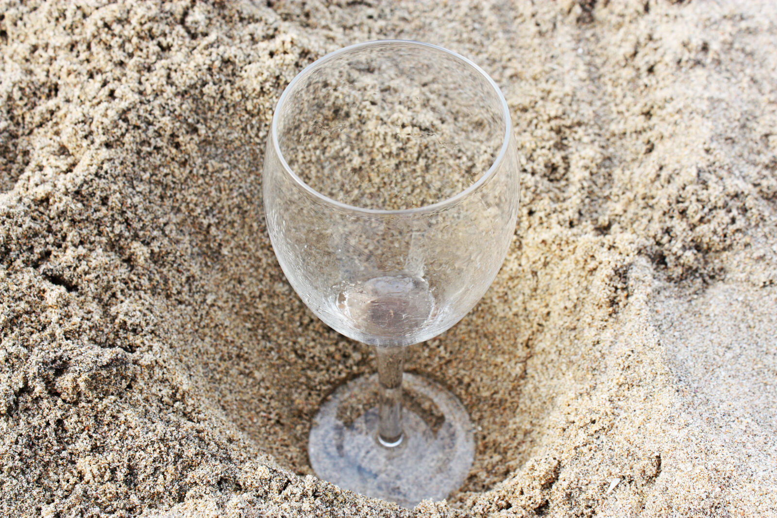 Canon EOS 450D (EOS Rebel XSi / EOS Kiss X2) sample photo. Beach, empty, glass, hole photography