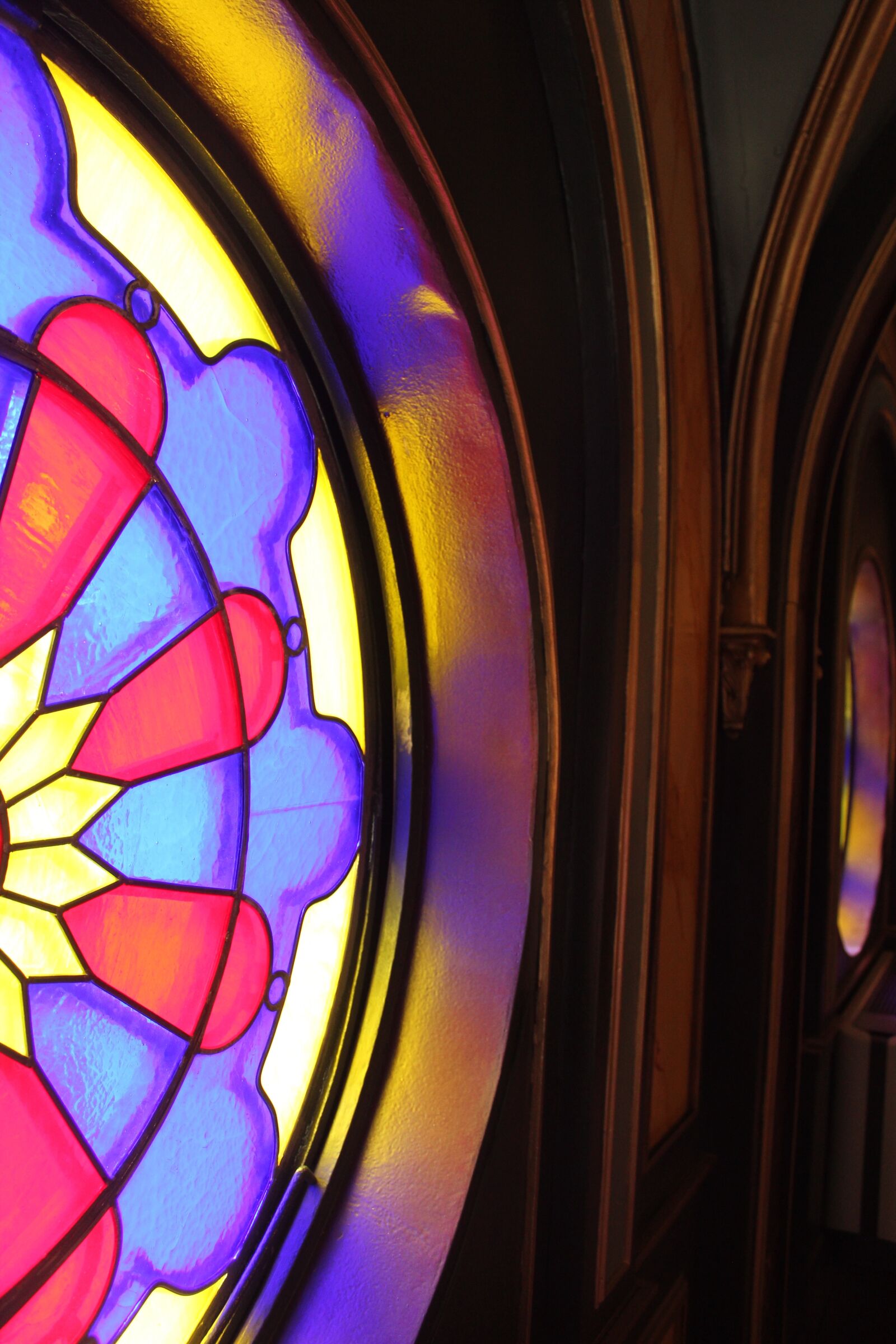 Canon EOS 550D (EOS Rebel T2i / EOS Kiss X4) sample photo. Strait, colorful, window photography