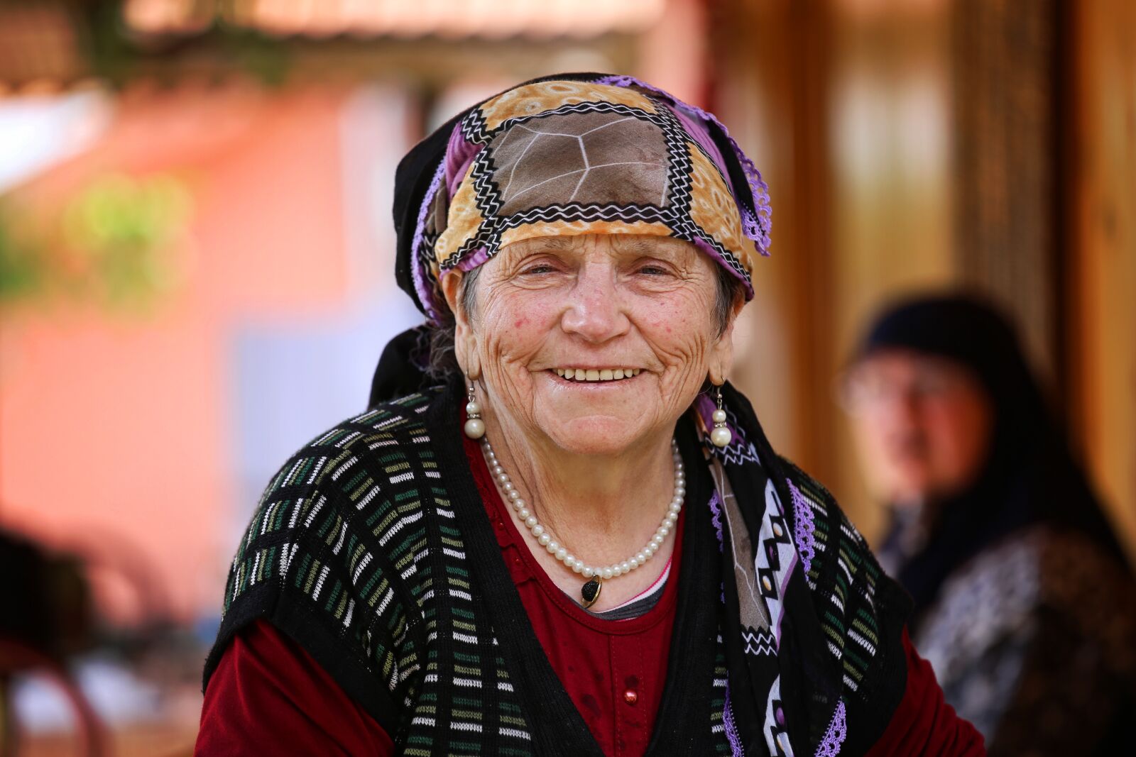 Canon EOS 6D + Canon EF 70-200mm F4L IS USM sample photo. Old, woman, grandmother photography