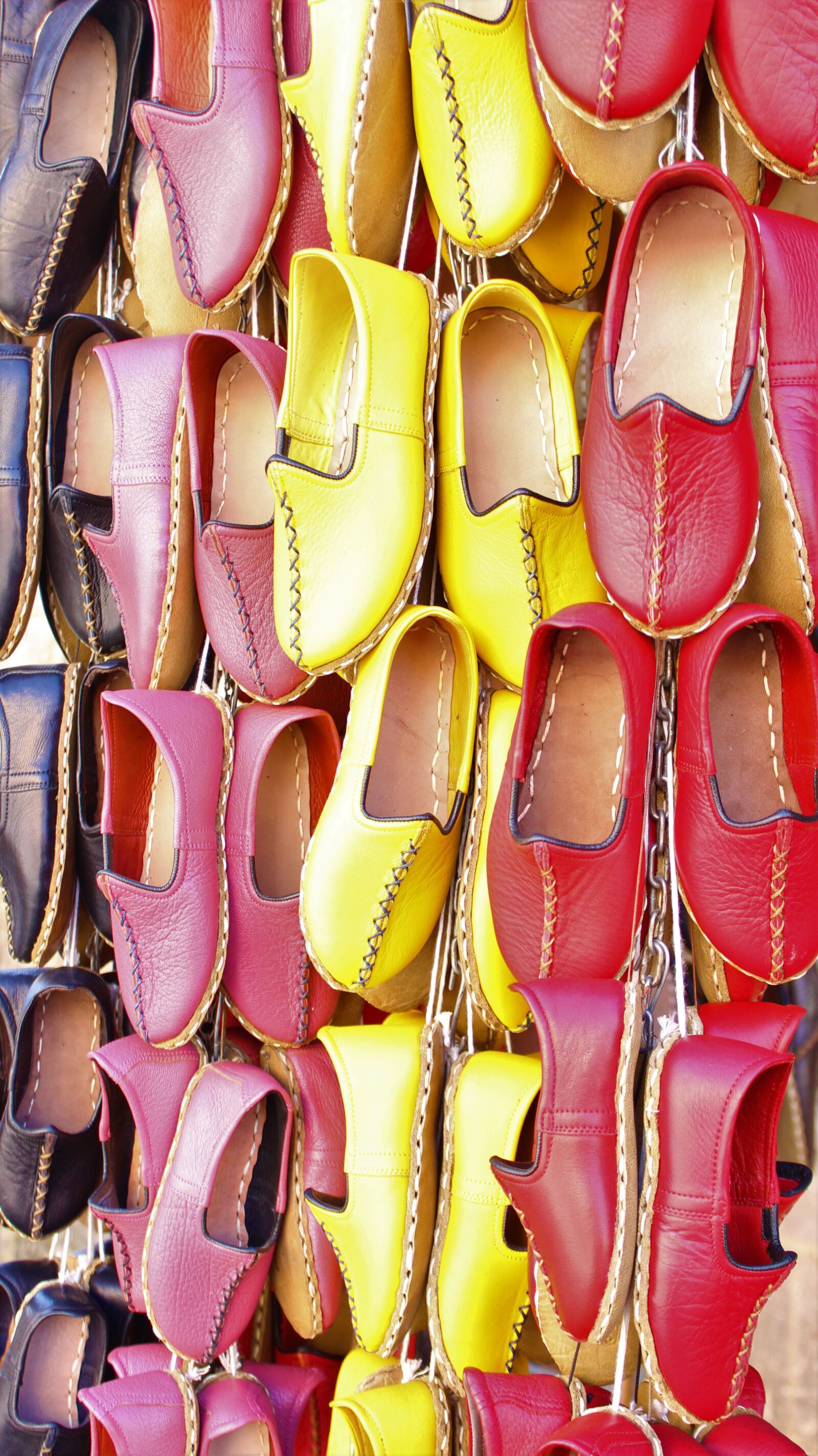 Canon EOS 600D (Rebel EOS T3i / EOS Kiss X5) sample photo. Wallpaper, color, shoes photography