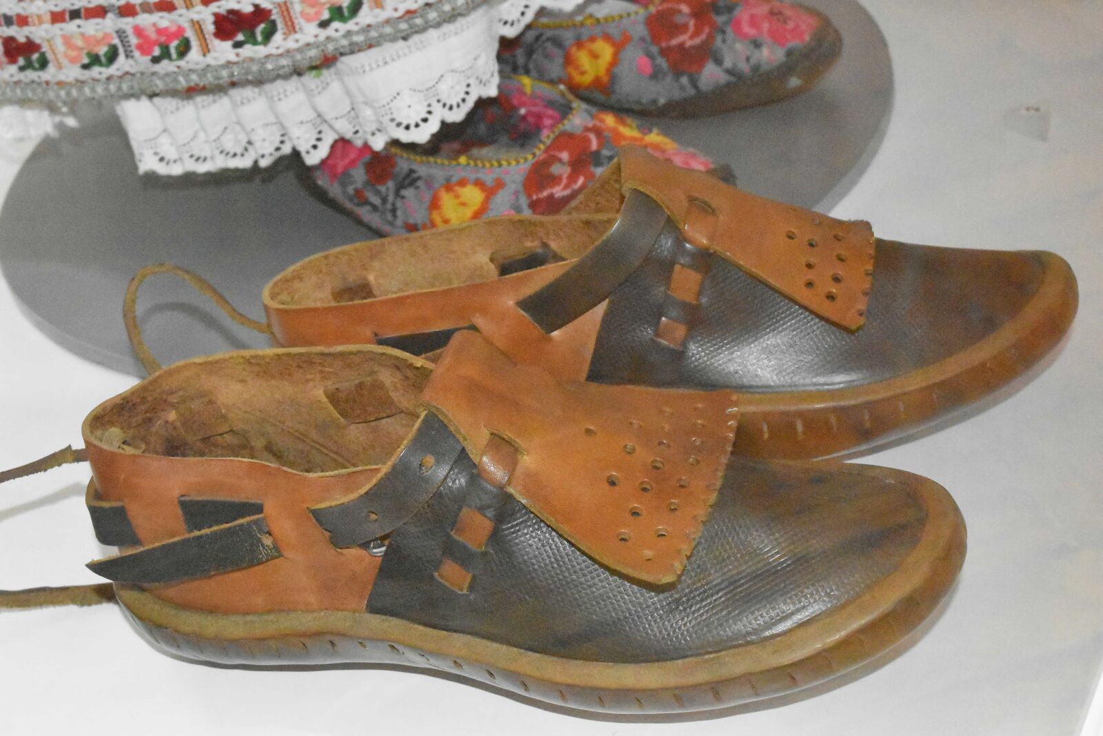 Nikon D5500 sample photo. Antiquity, museum, sandal, leather photography