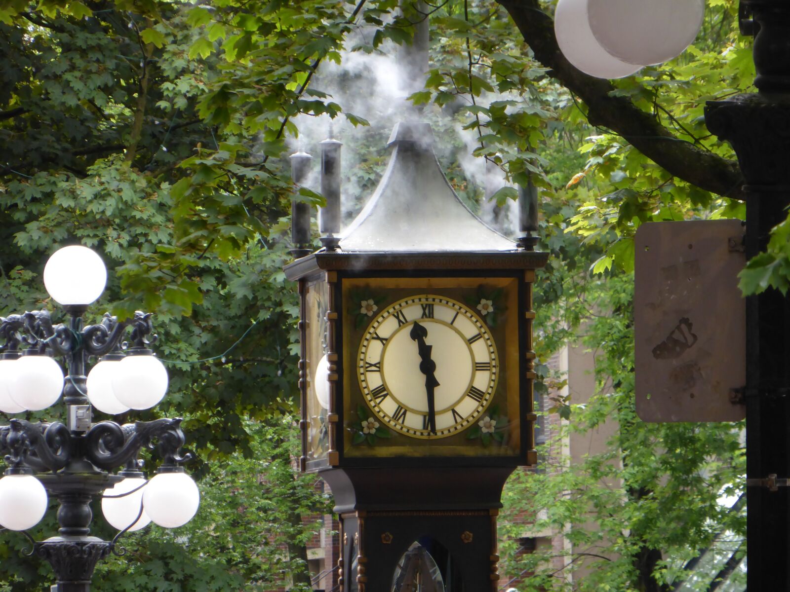 Panasonic Lumix DMC-ZS30 (Lumix DMC-TZ40) sample photo. Steam clock, vancouver, clock photography