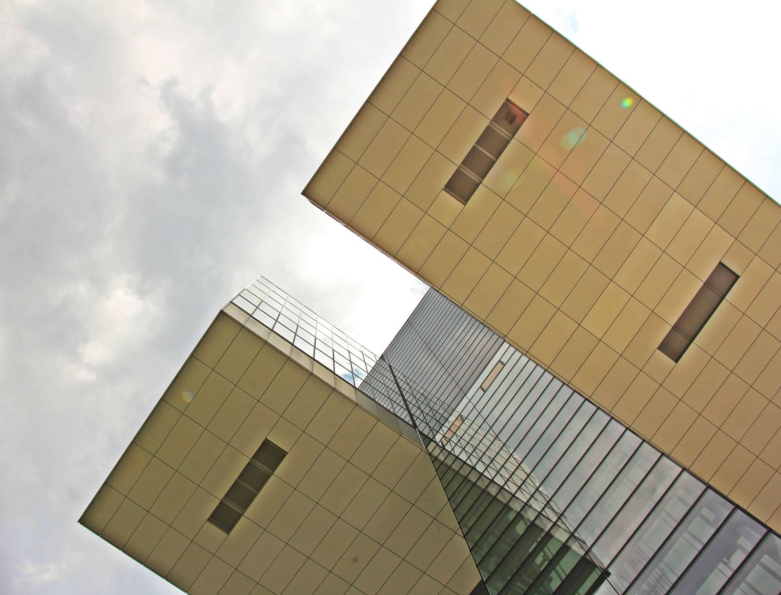 Canon EOS 550D (EOS Rebel T2i / EOS Kiss X4) sample photo. City, architecture, sky, cloud photography