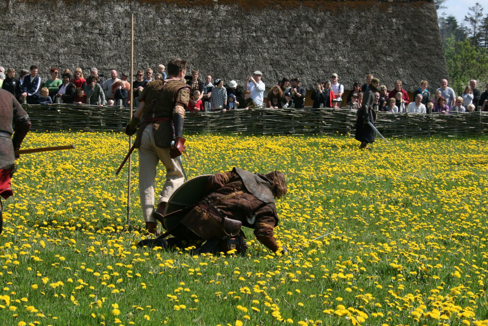 Sigma 18-200mm f/3.5-6.3 DC OS sample photo. Actors, audience, crowd, daylight photography